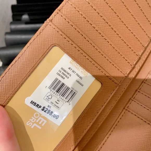 Michael Kors large trifold Wallet - Picture 4 of 4
